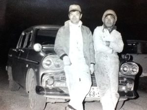 1965年頃の2代目有村俊博。当時の工員とともに。
